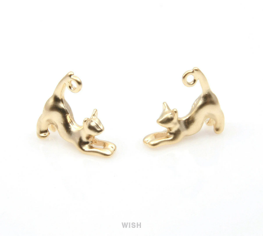 Stretching Cat Pendant in Matte Gold, Cat Stretch Charm /MMG-310-P (4pcs)