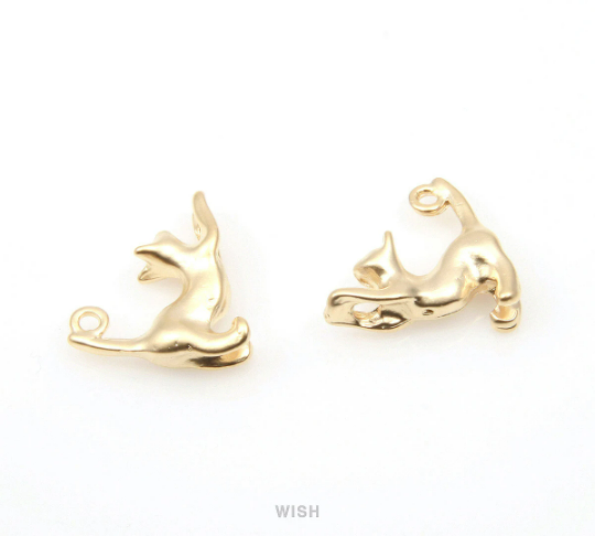 Stretching Cat Pendant in Matte Gold, Cat Stretch Charm /MMG-310-P (4pcs)