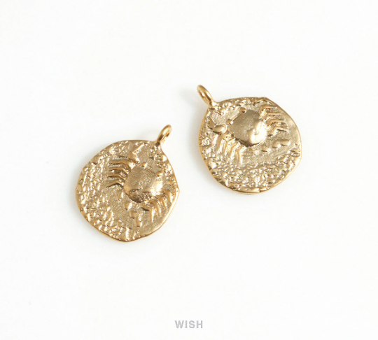 Crab on Hammered Circle Charm in Matte Gold, Cancer on Circle Pendant / MMG-676-P