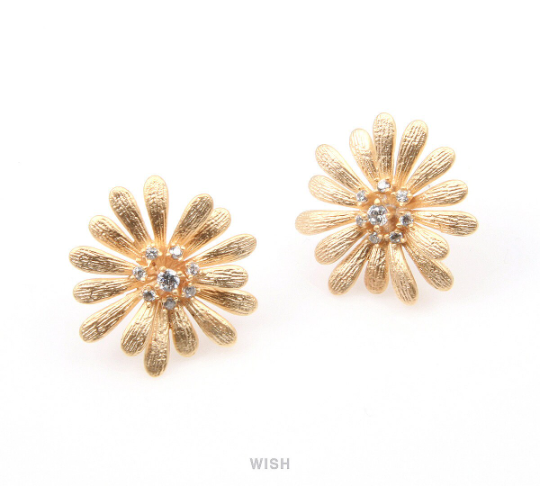 Daisy with Cubic Zirconia Stud Earrings in Matte Rhodium, CZ Daisy Ear Studs / MMRH-262-E