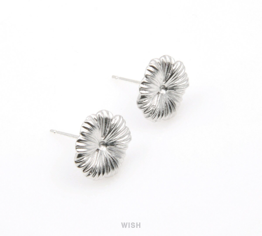 Flower Stud Earrings in Matte Gold, Cosmos Ear Studs / MMG-304-E