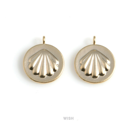 Seashell on Coin in Matte Gold, Scallop in Coin Charm / MMG-553-P