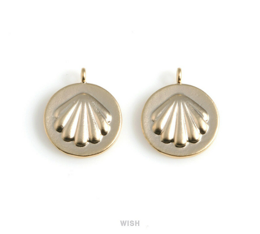 Seashell on Coin in Matte Gold, Scallop in Coin Charm / MMG-553-P