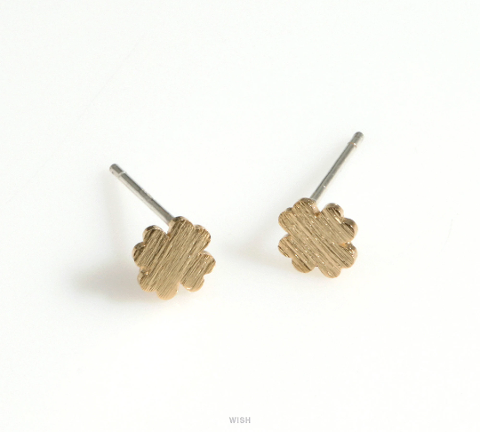 Clover Stud Earrings in Matte Gold, Four leaf Clover Earrings /  MMG-622-E