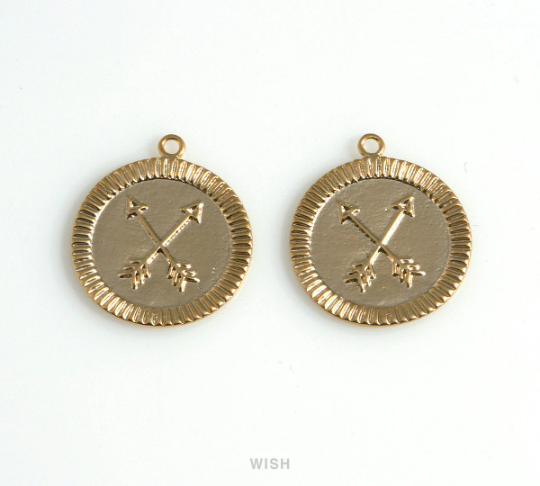 Two Arrows on Disc Pendants in Matte Gold, Arrows Coin Charms/ MMG-662-P