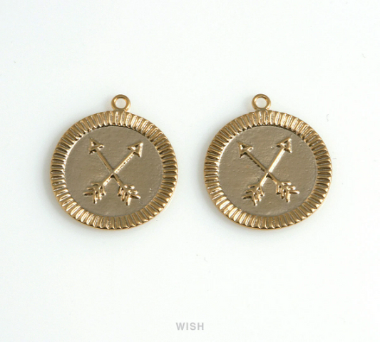 Two Arrows on Disc Pendants in Matte Gold, Arrows Coin Charms/ MMG-662-P