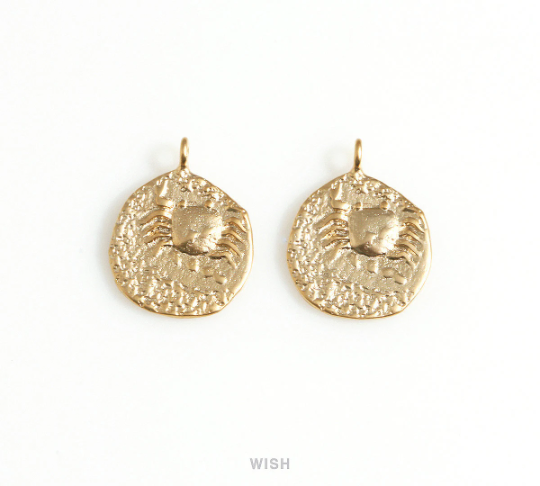 Crab on Hammered Circle Charm in Matte Gold, Cancer on Circle Pendant / MMG-676-P