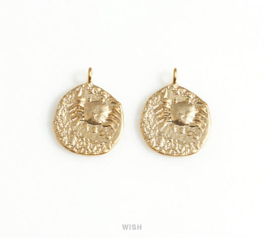 Crab on Hammered Circle Charm in Matte Gold, Cancer on Circle Pendant / MMG-676-P