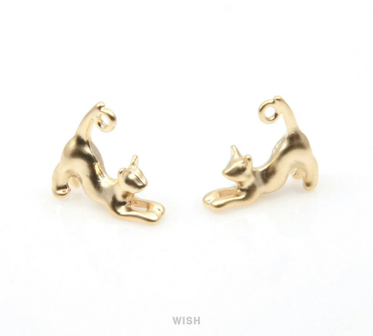 Stretching Cat Pendant in Matte Gold, Cat Stretch Charm /MMG-310-P (4pcs)