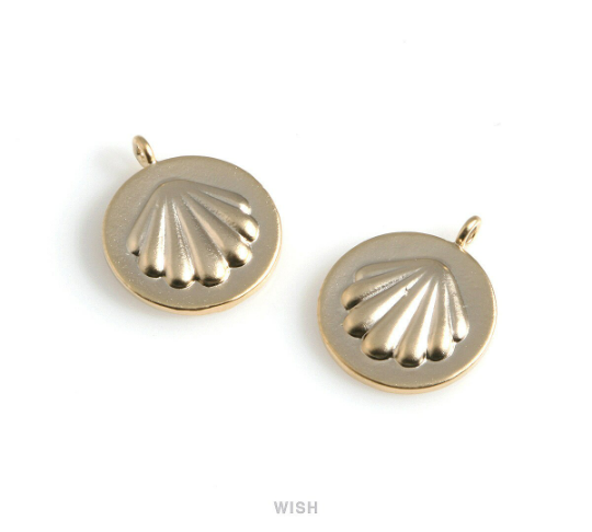 Seashell on Coin in Matte Gold, Scallop in Coin Charm / MMG-553-P