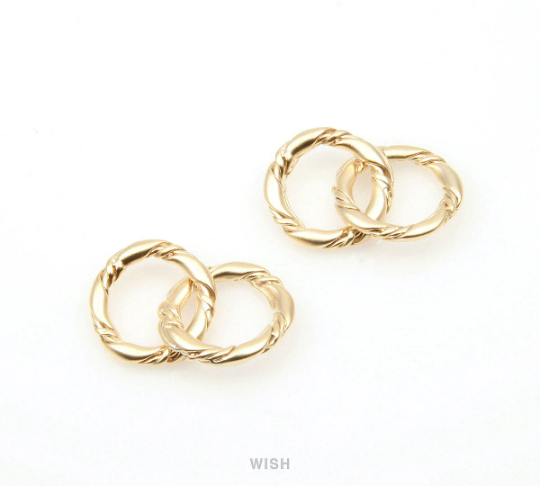 Linkage Rings Pendant in Matte Gold, Dainty Circle Rings Charm / MMG-314-P
