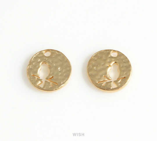 Bird in Hammered Disc in Matte Gold, Bird in Hammered Coin Charm / MMG-652-P