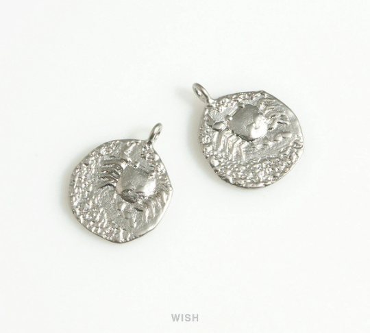 Crab on Hammered Circle Charm in Matte Rhodium, Cancer on Circle Pendant / MMRH-676-P
