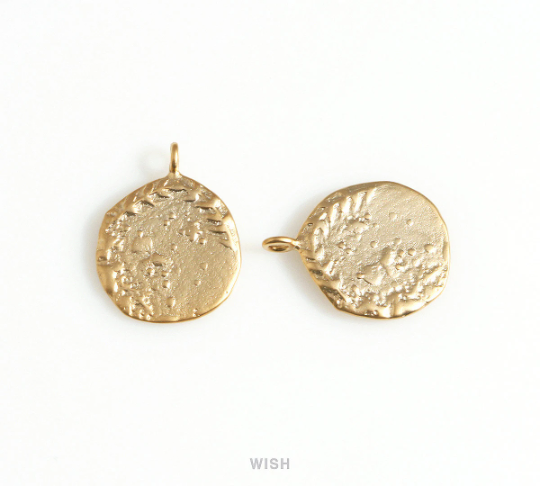 Crab on Hammered Circle Charm in Matte Gold, Cancer on Circle Pendant / MMG-676-P