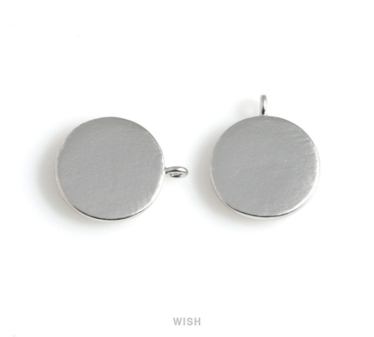 Seashell on Coin in Matte Rhodium, Scallop in Coin Charm / MMRH-553-P