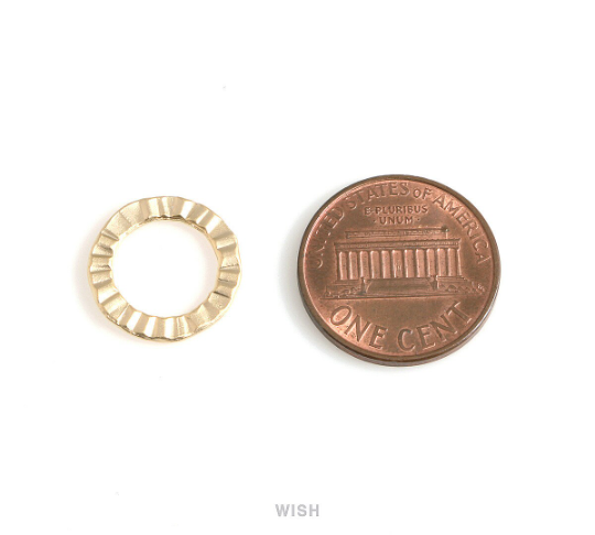 Small Hammered Circle Pendants in Matt Gold, Hammered Circle Charm / MMG-339-P (4 pcs)