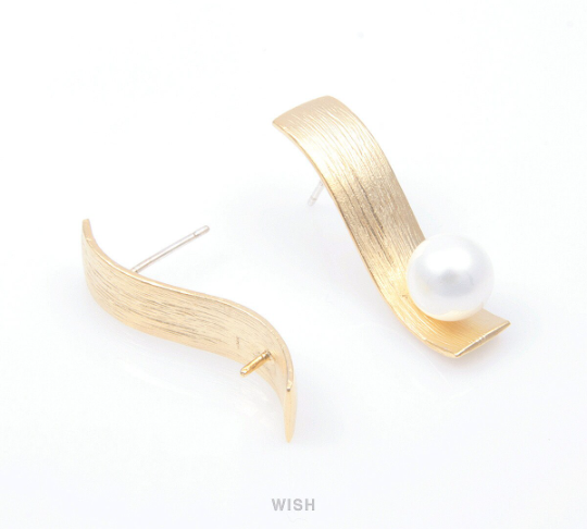 Wave Bar Stud Earrings in Matte Gold, Curvy Bar Earposts / MMG-131-E