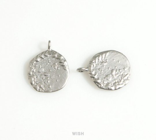 Crab on Hammered Circle Charm in Matte Gold, Cancer on Circle Pendant / MMG-676-P