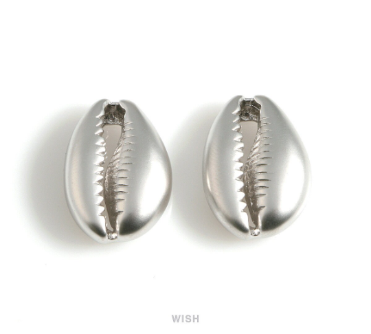 Seashell Pendants in Matte Gold, Cowry Shell Charm / MMG-567-P
